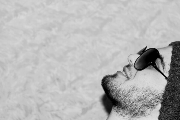 Homme avec des lunettes et un chapeau