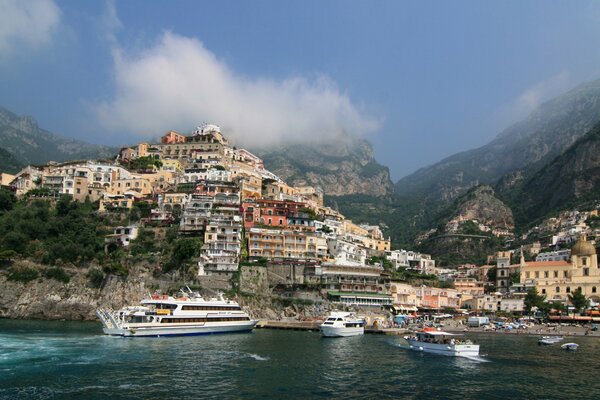 Yachten vor der Küste von Positano in Italien