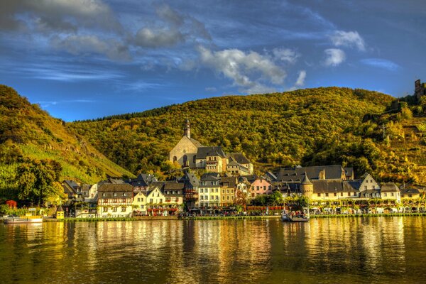 Alemania y sus montañas, ríos. Casas de la ciudad