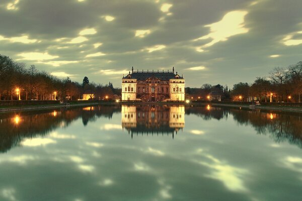 Ein Spiegelbild des Schlosses im See. Laternen in der Dämmerung