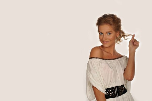 Christina asmus im Sommerkleid auf hellem Hintergrund