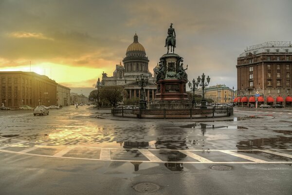 Place Saint-Pétersbourg au coucher du soleil après la pluie