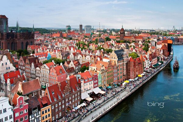 Belles maisons rouges sur le rivage