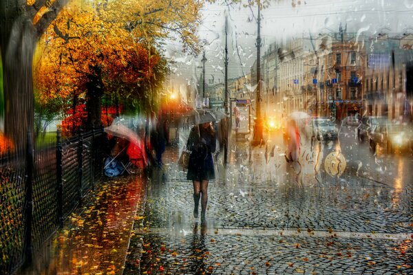 Vue de la rue sous la pluie derrière le verre