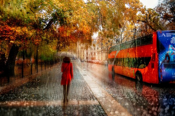 Chica bajo la lluvia de otoño