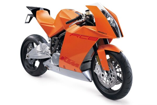 Оранжевый мотоцикл КТМ на белом фоне