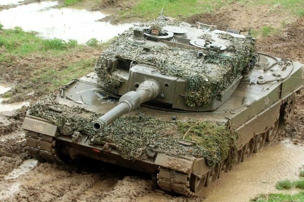 Grüner Tank auf Pfützen Hintergrund