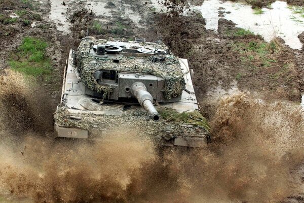 Verkleideter Tank in einer schmutzigen Pfütze