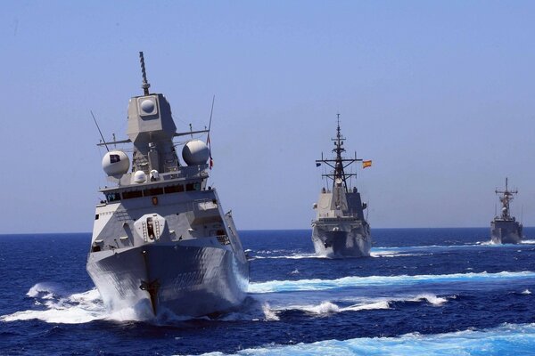 Buques de guerra en las olas del mar