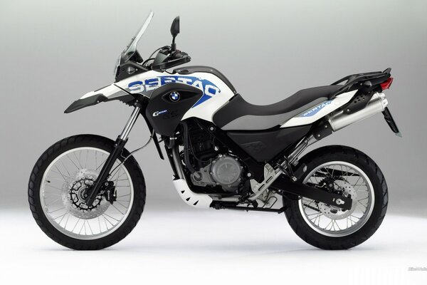 Moto de montagne BMW blanc noir