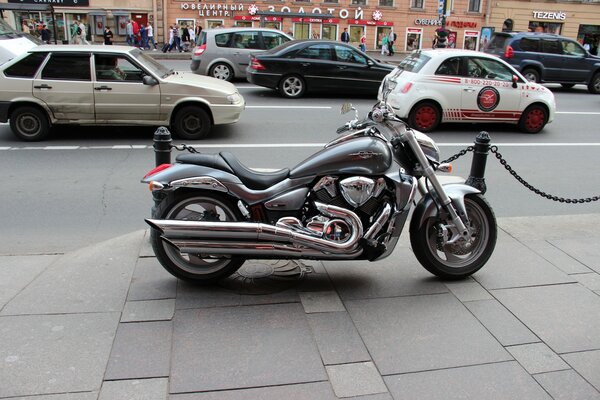 Harley Davidson en trot en la ciudad