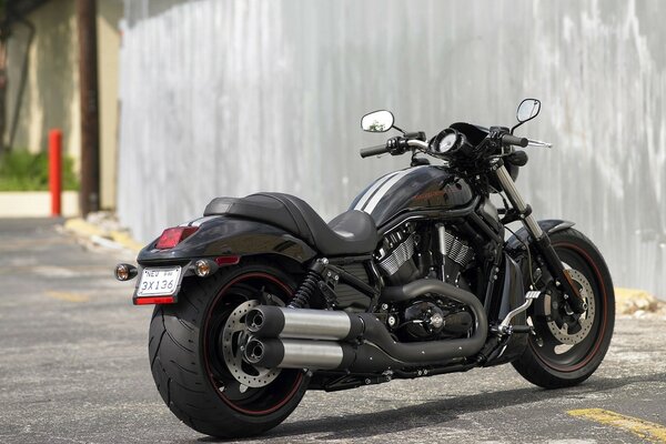 Harley davidson aparcado en la valla