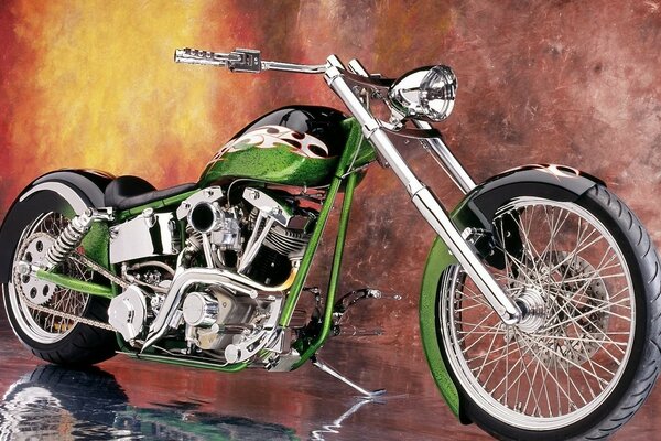 Il modello bello del motociclo nel colore verde, è su ordine