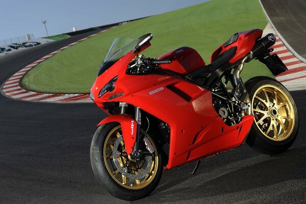 Superbike rossa in pista