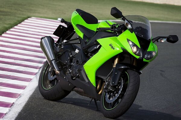 Moto di colore verde sulla pista