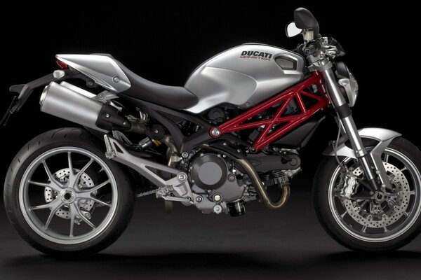 Motocicleta Ducati plateada con inserciones rojas