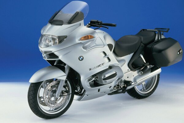 Moto BMW argentée avec Pochettes