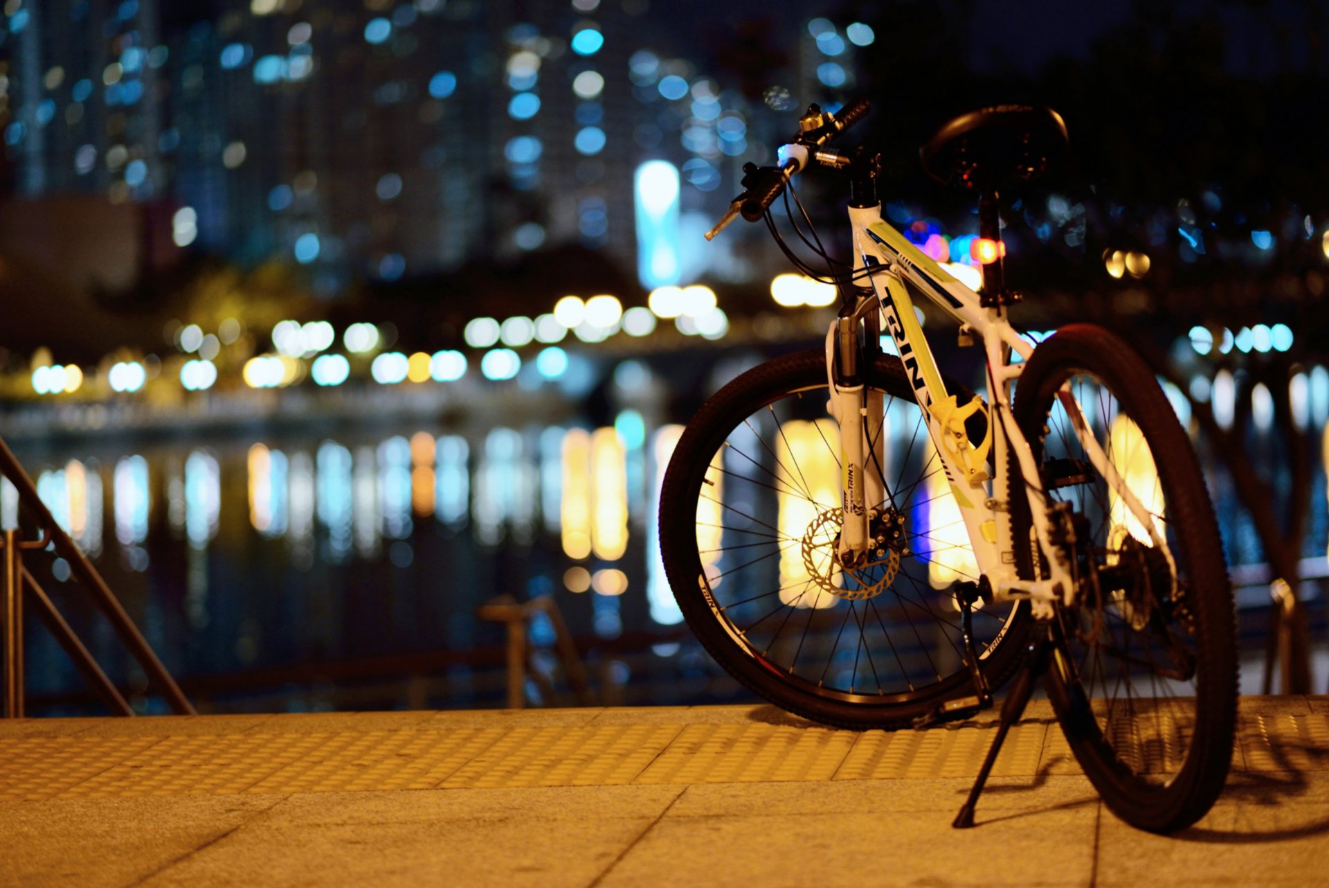 giappone città strada notte bicicletta luci bokeh riflessione