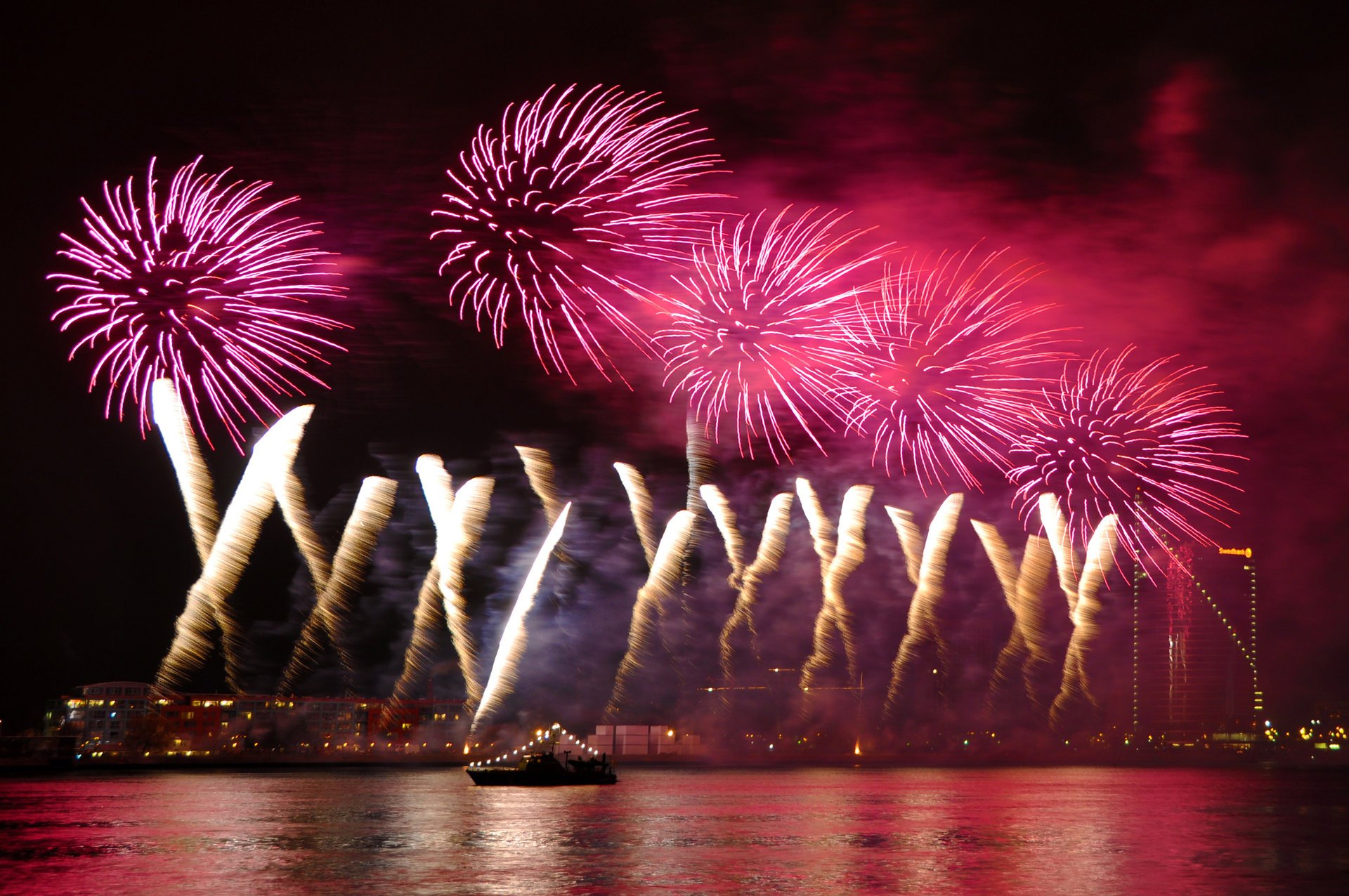 fuegos artificiales noche linternas colorido reflexión agua saludo luces