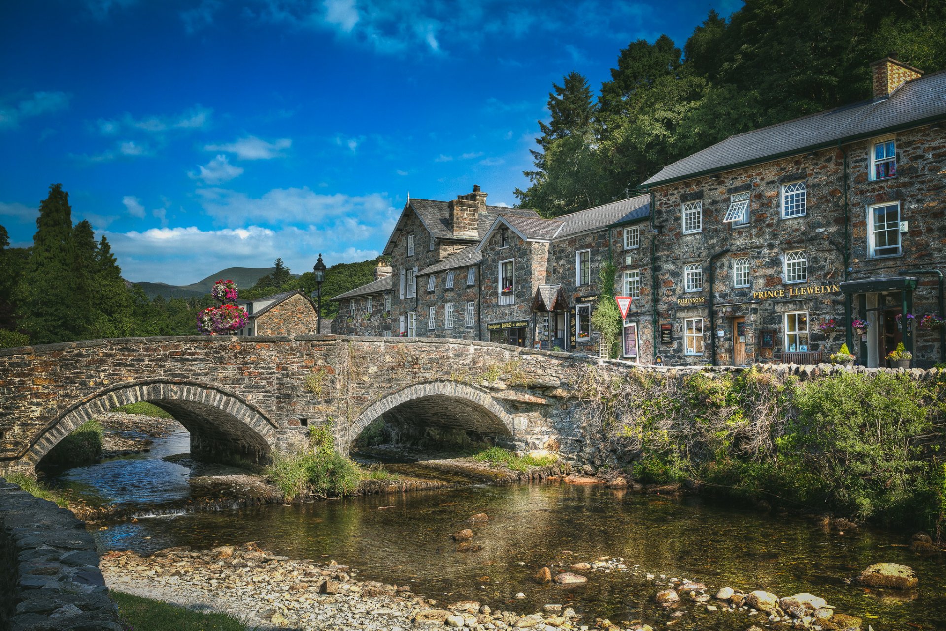 beddgelert snowdonia walia wielka brytania rzeka glaslyn anglia most rzeka glaslyn budynki