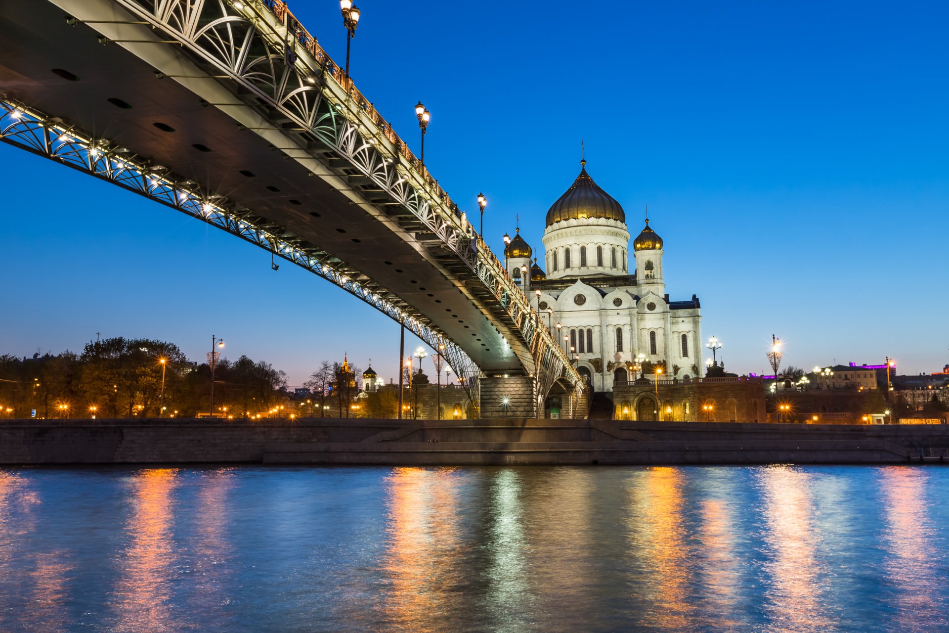 église du christ-sauveur pont du patriarche moscou russie rivière de moscou quai prechistenskaya pont rivière quai cathédrale