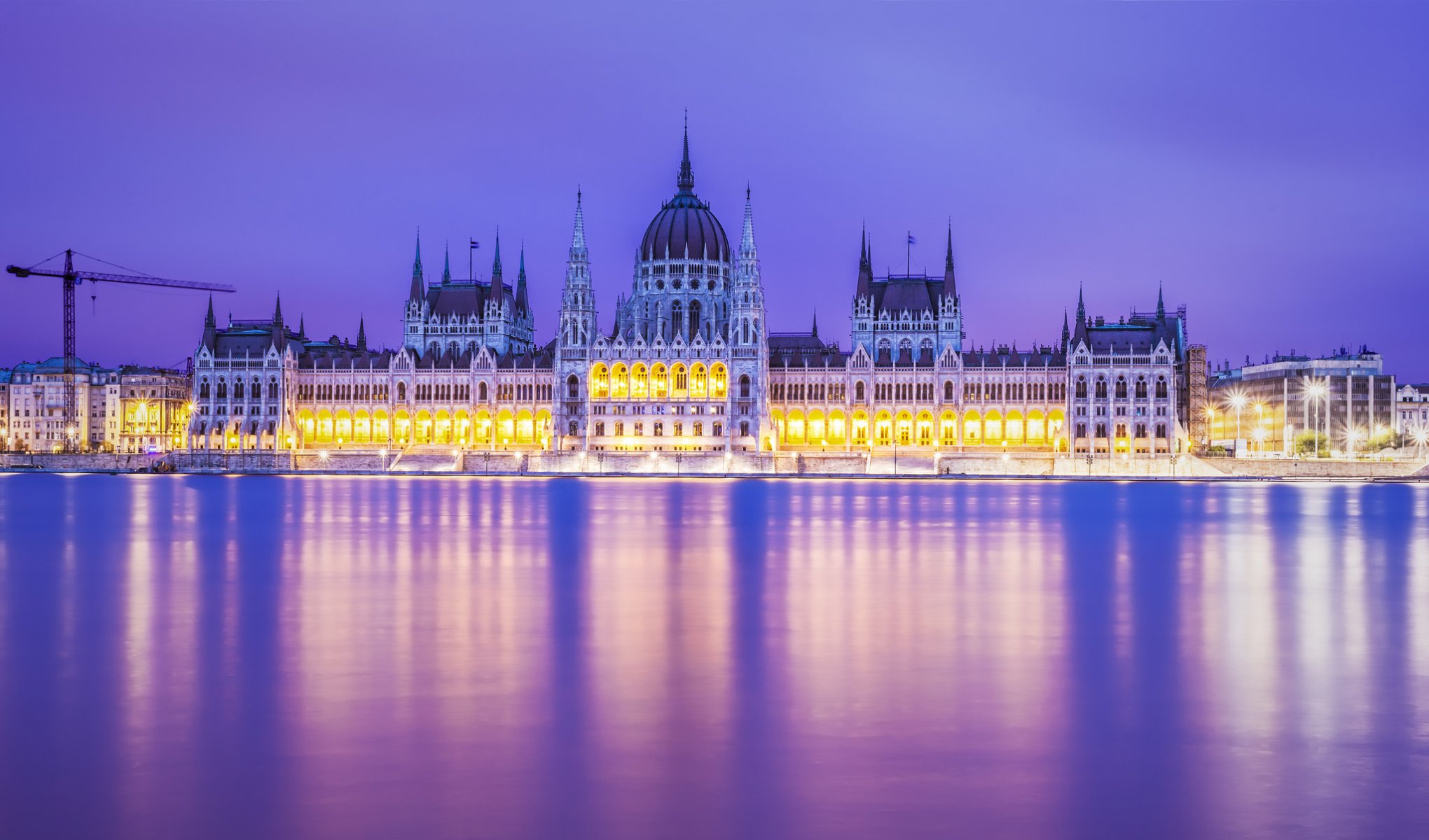 budapest palazzo del parlamento fiume sera illuminazione architettura