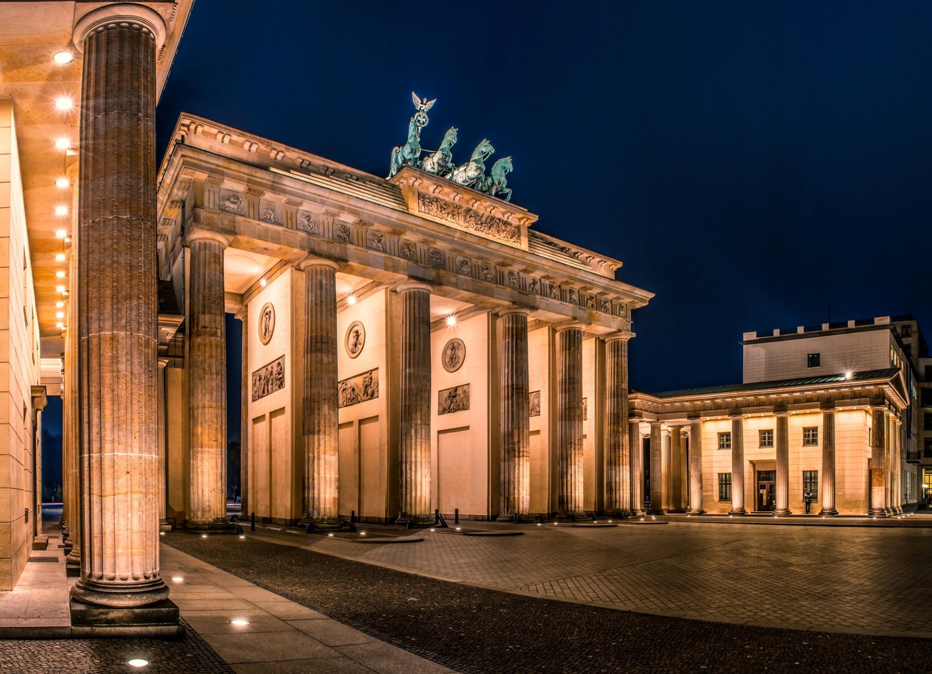 berlín alemania puerta de brandenburgo ciudad noche iluminación plaza arquitectura