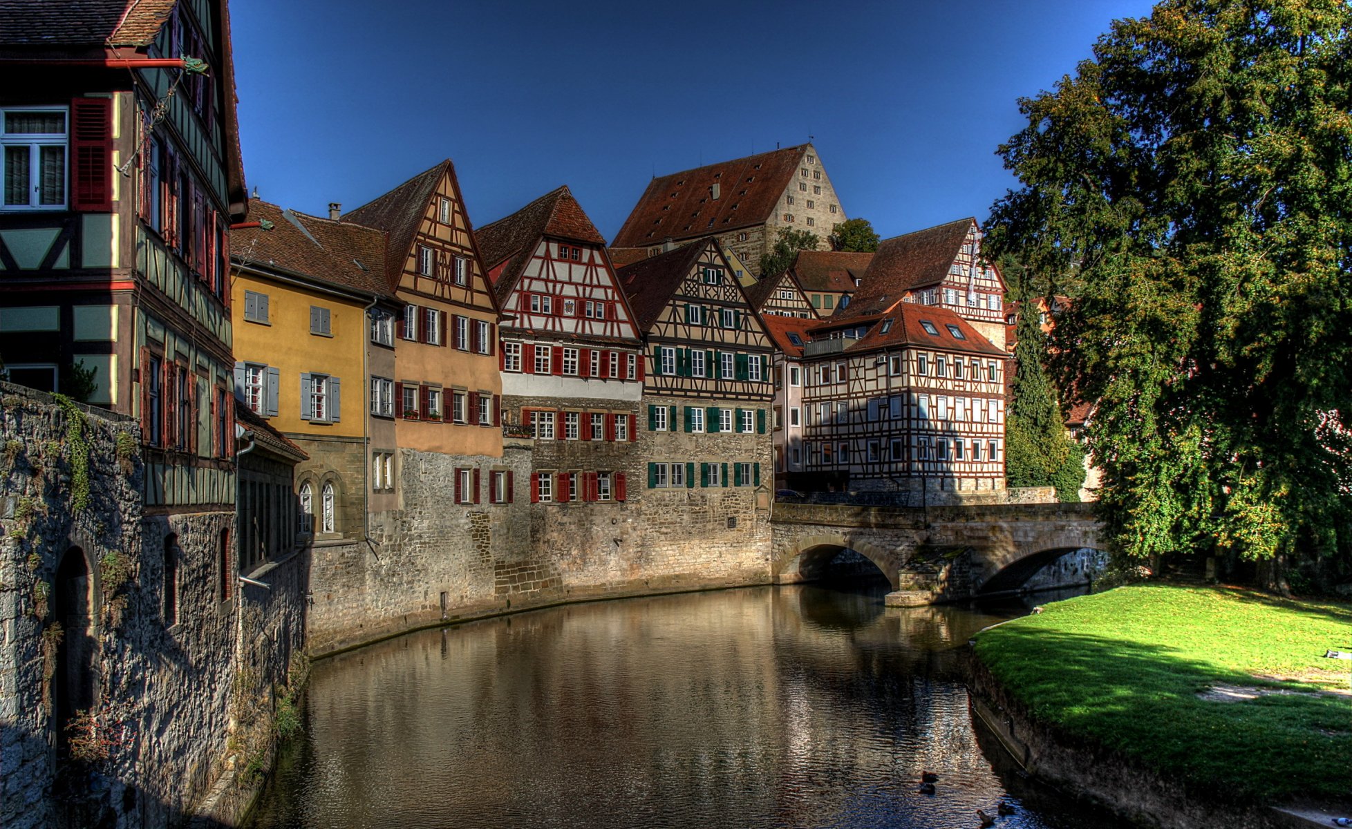 allemagne schwebisch hall ville bâtiments rivière herbe arbres ciel