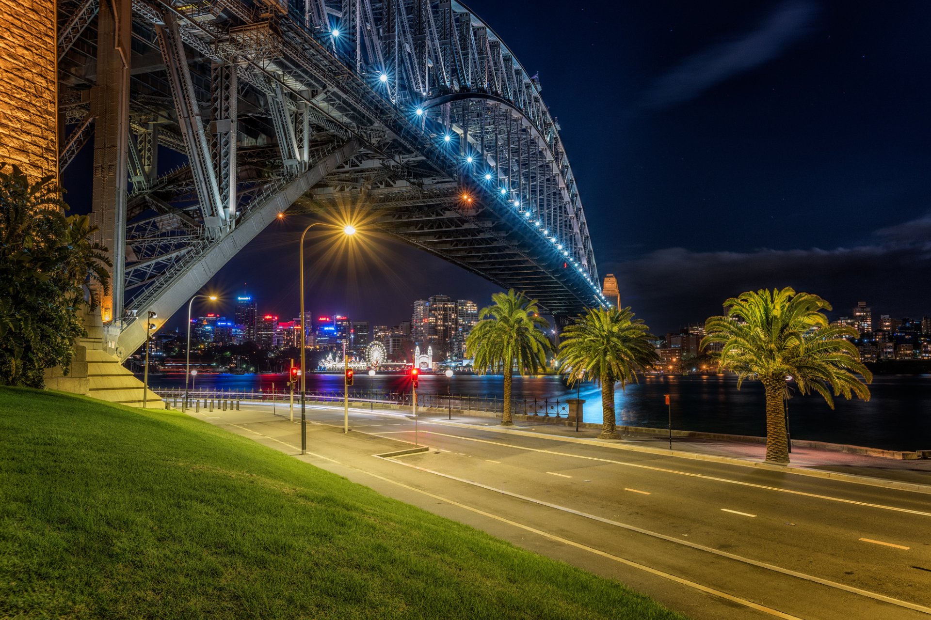 australien sydney brücke nacht fluss straße lichter palmen