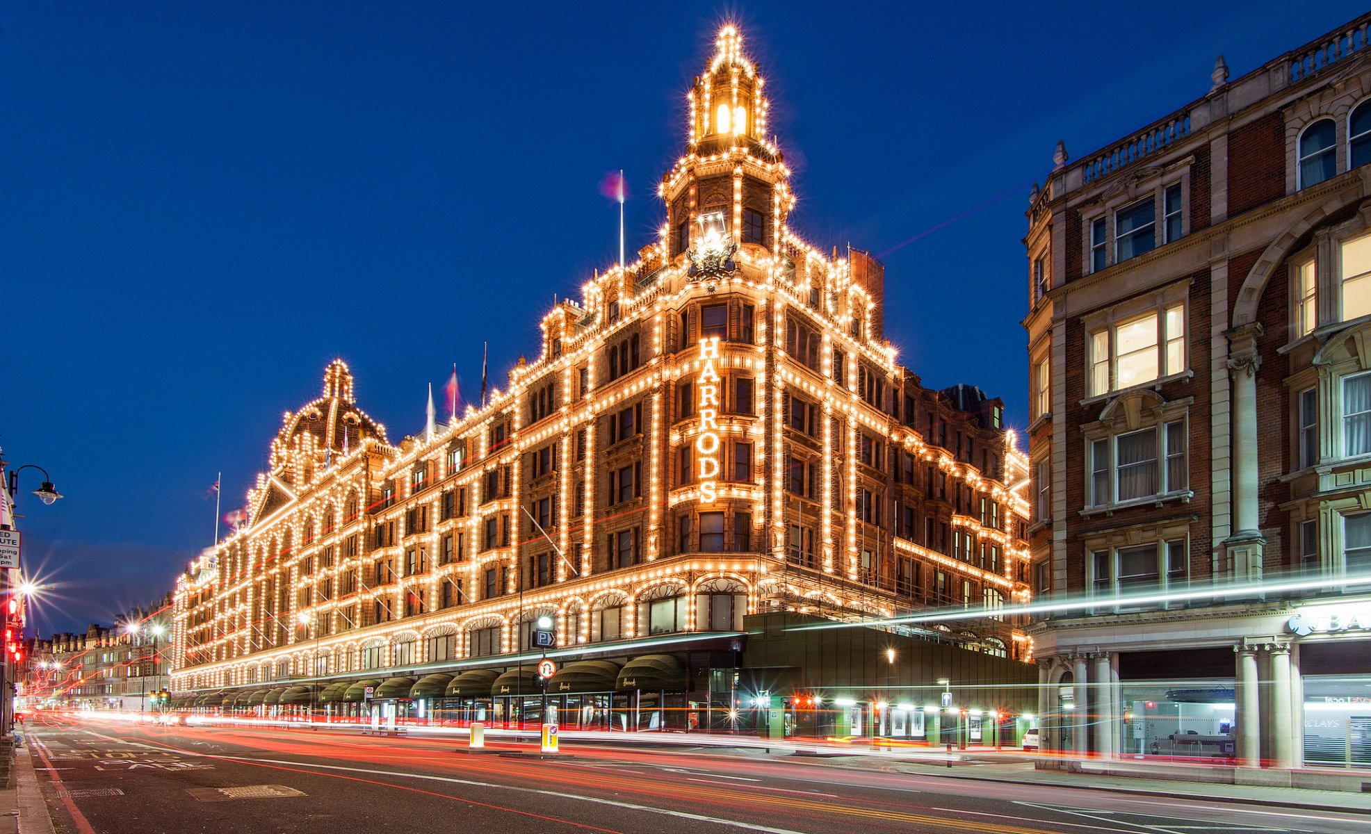 harrods лондон англия великобритания здание универмаг освещение ночь огни дорога выдержка