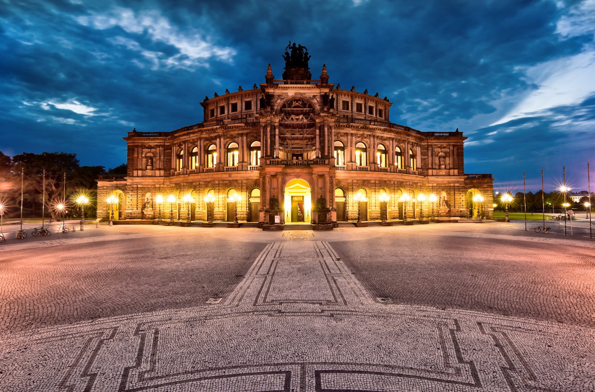 dresda altstadt teatro semper germania piazza del teatro semper opera città sera nuvole illuminazione