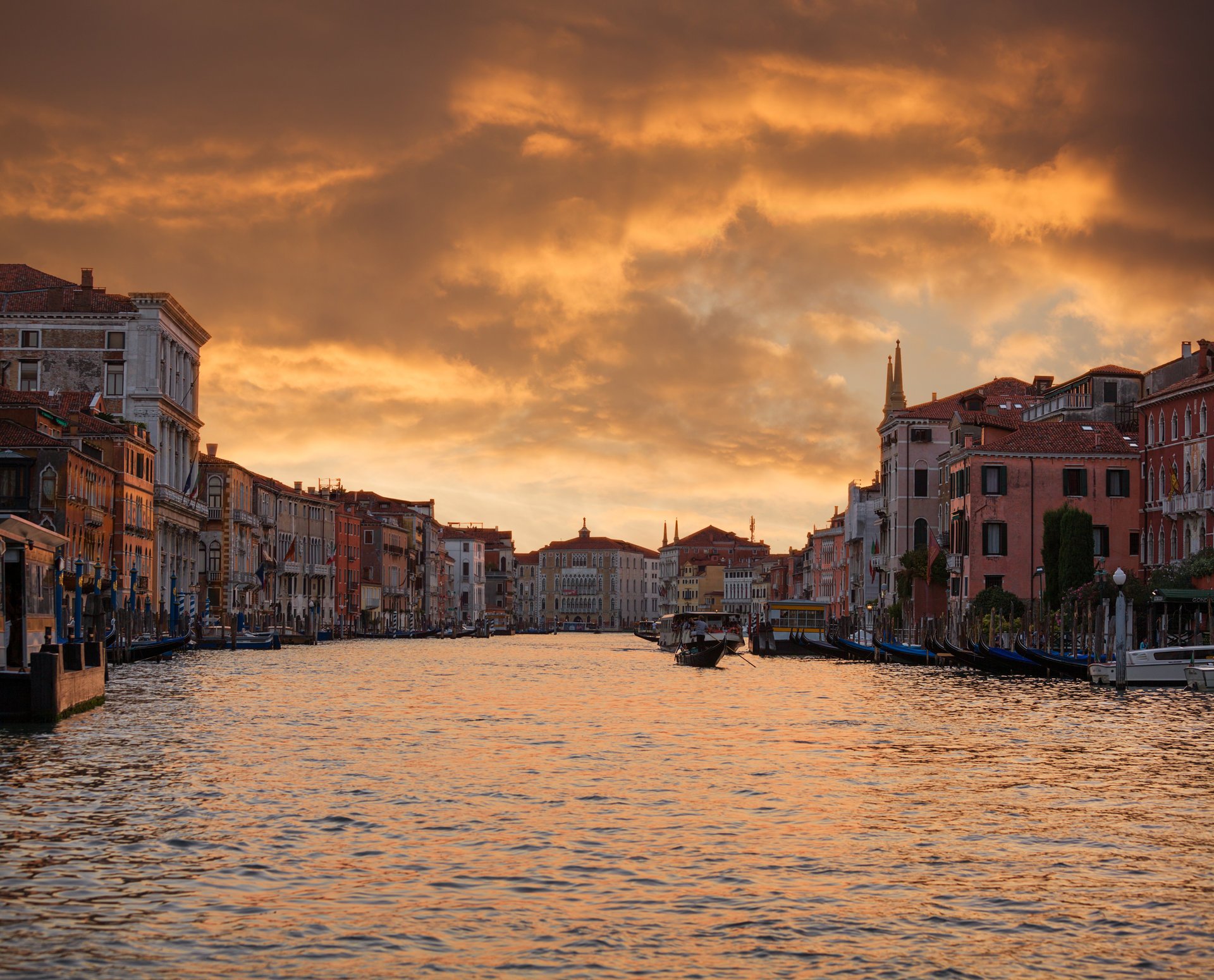 nacht venedig schöne italien häuser lichter stadt fluss arno grand canal abend boot himmel wolken sonnenuntergang szene italien schön lichter fluss arno grand canal boot