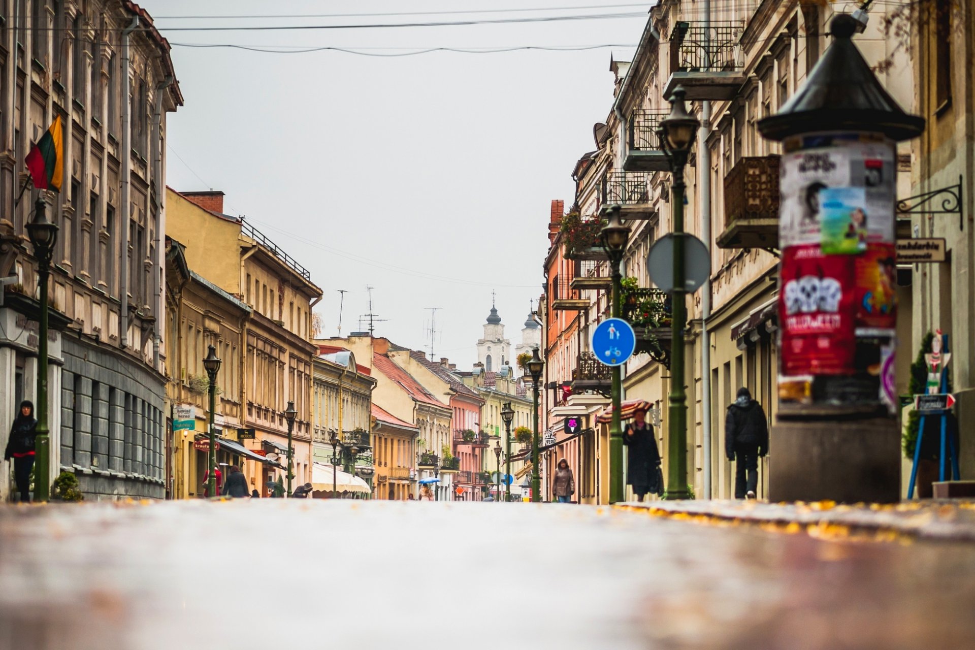 kaunas lietuva lituanie ville automne route rue lanternes magasins bâtiments maisons personnes