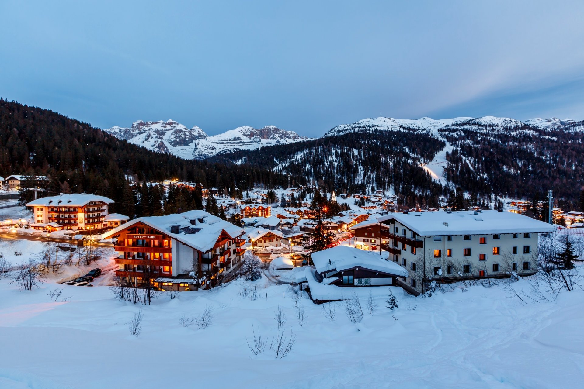 italia alpi madonna di campiglio italy alps madonna di campiglio city mountains evening snow houses building