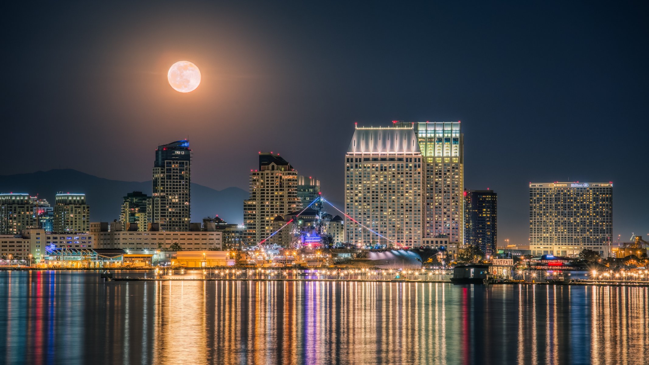 san diego californie baie de san diego san diego port de san diego port porte-avions navire ville de nuit bâtiments eau éblouissement lune