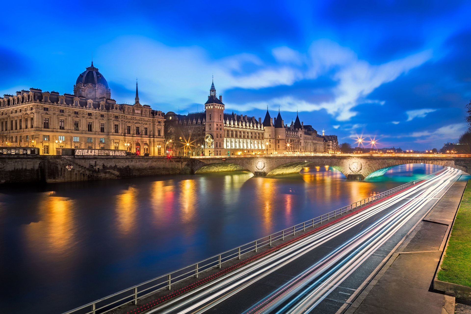 paris france la conciergerie palais de justice conciergerie château ville soirée pont rivière lumières route exposition