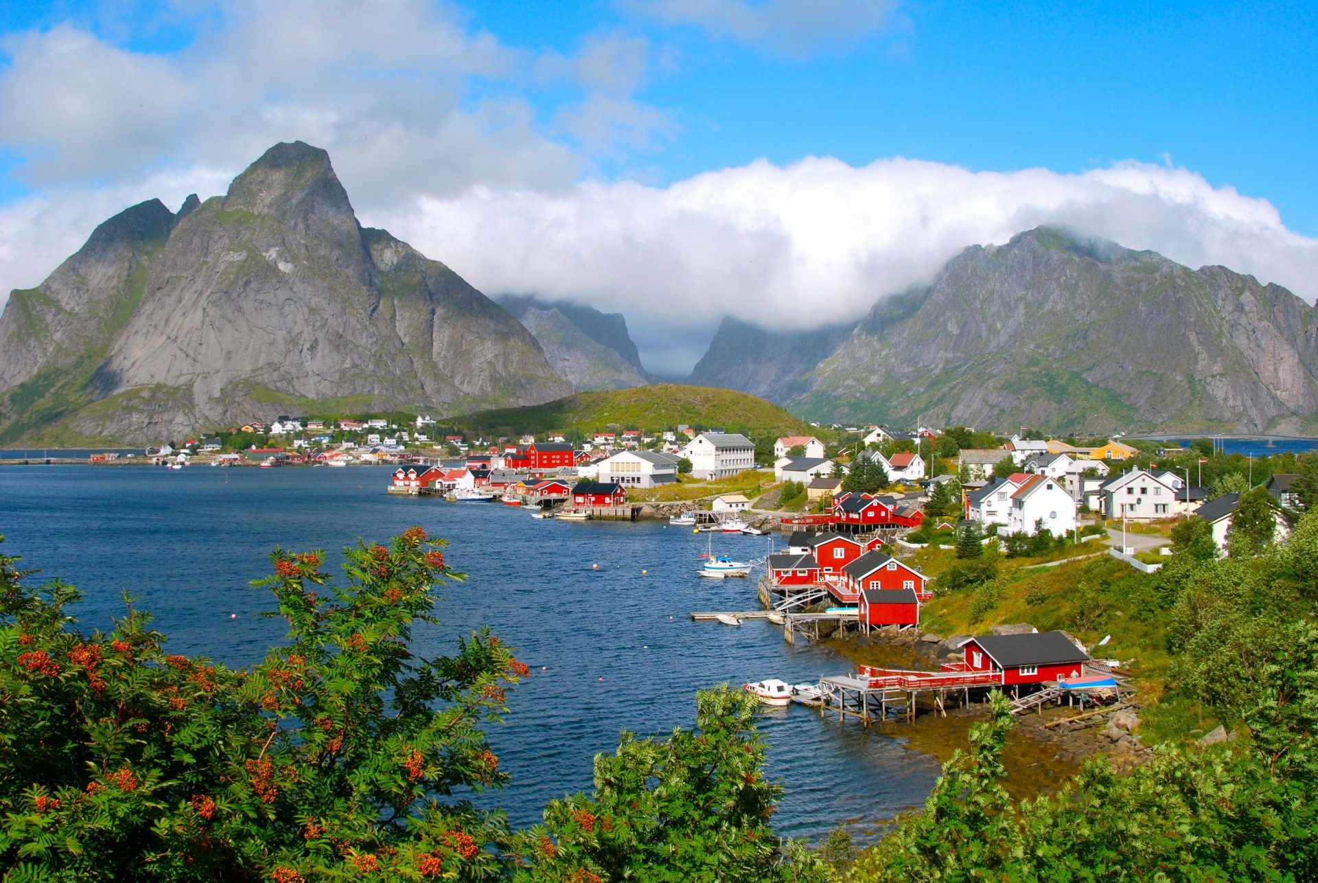 noruega montañas río nurland moskenes nubes ciudad