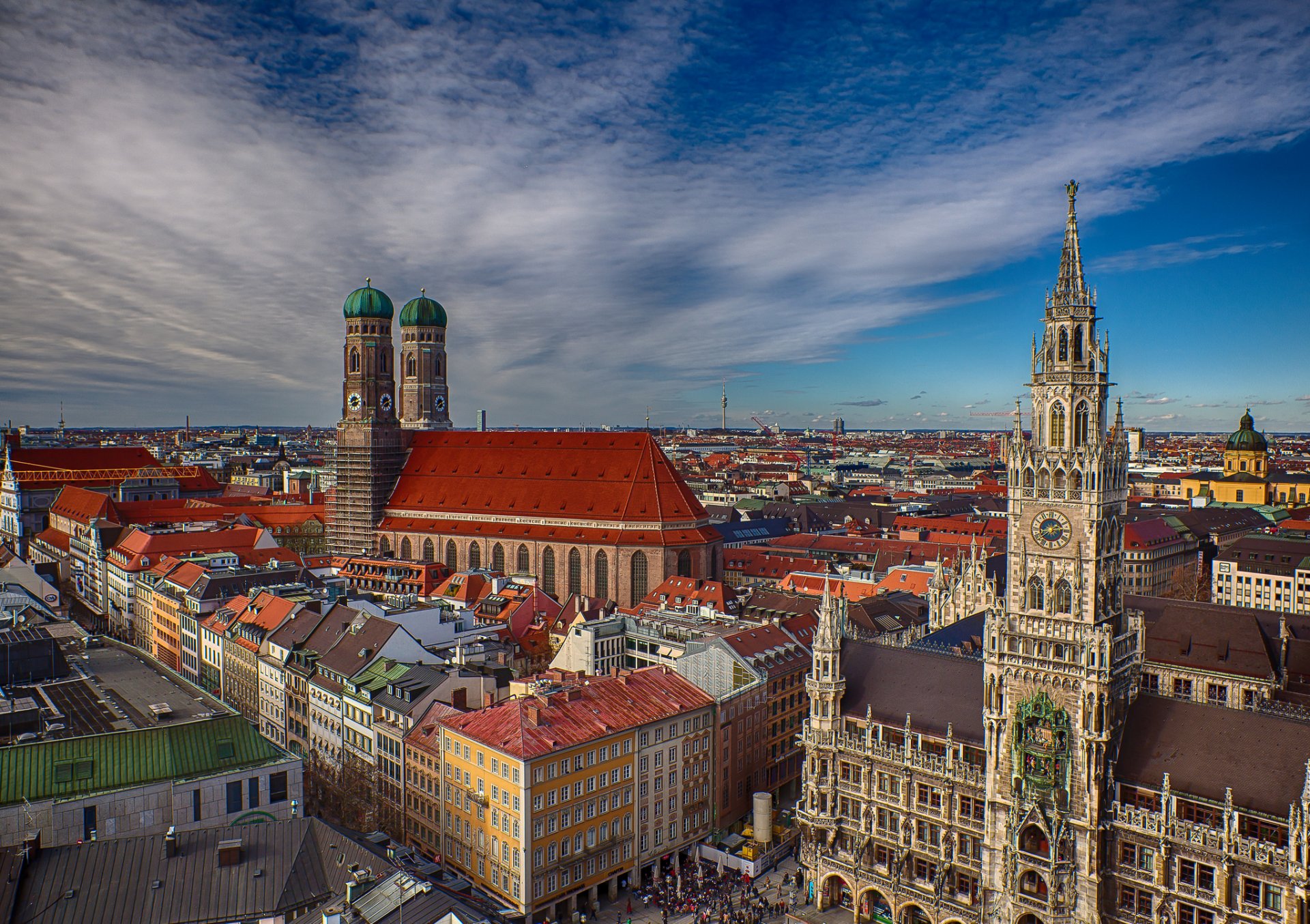 múnich baviera alemania ayuntamiento de múnich marienplatz frauenkirche nuevo ayuntamiento plaza marienplatz frauenkirche catedral edificios panorama