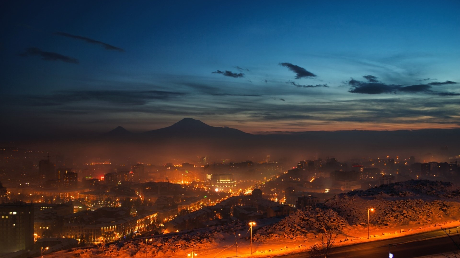 armenien eriwan himmel wolken berge nacht lichter