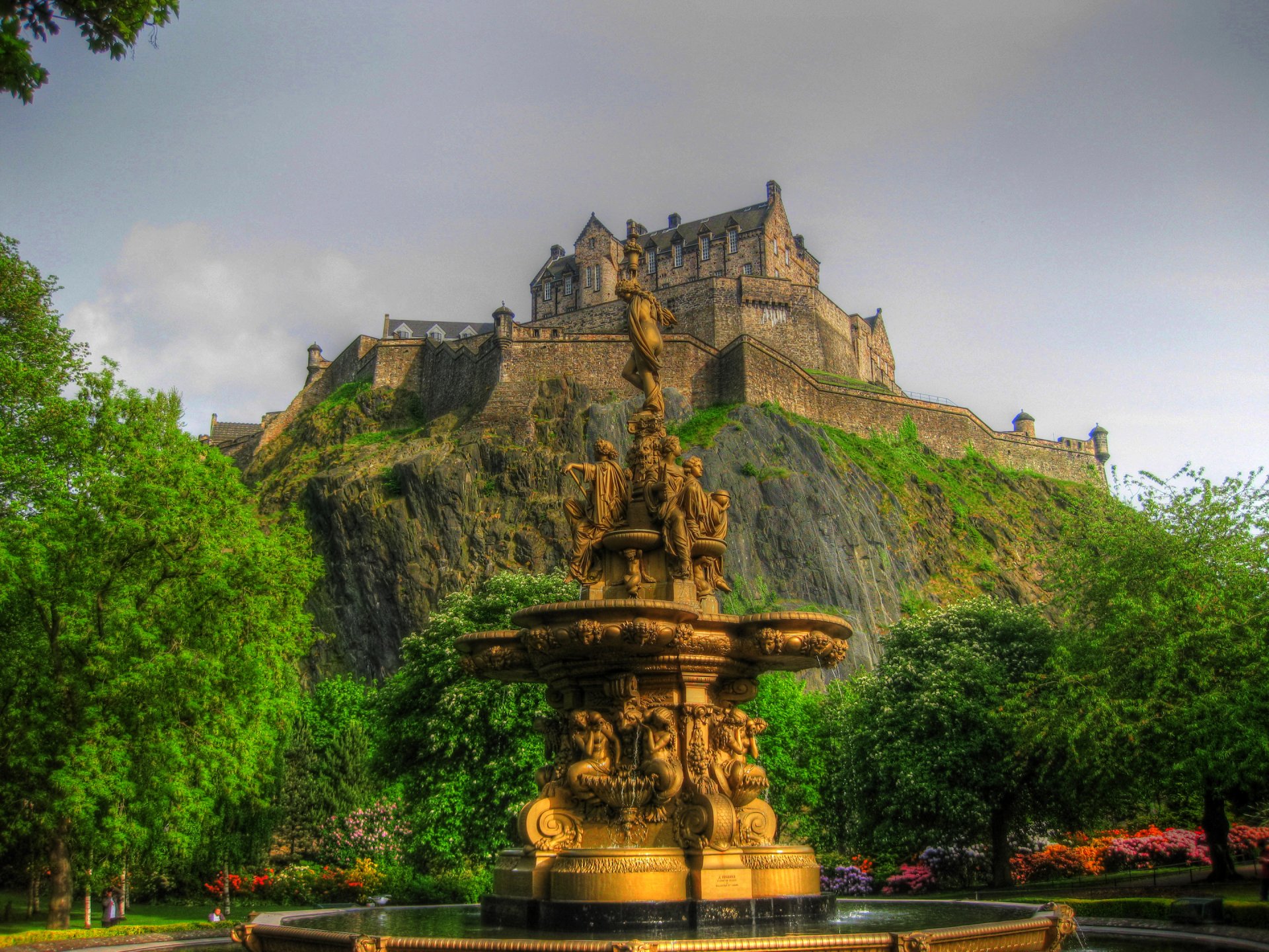 edimburgo escocia cielo montaña colina árboles castillo sterling fuente parque flores