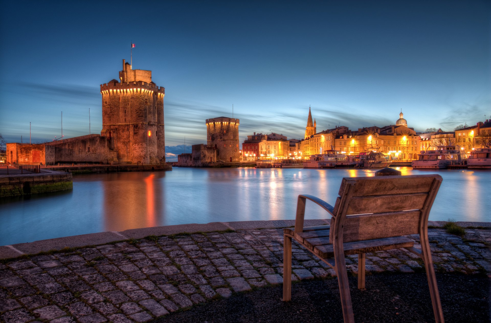 la rochelle le vieux-port frankreich stadt bucht küste abend lichter stuhl pflasterstein