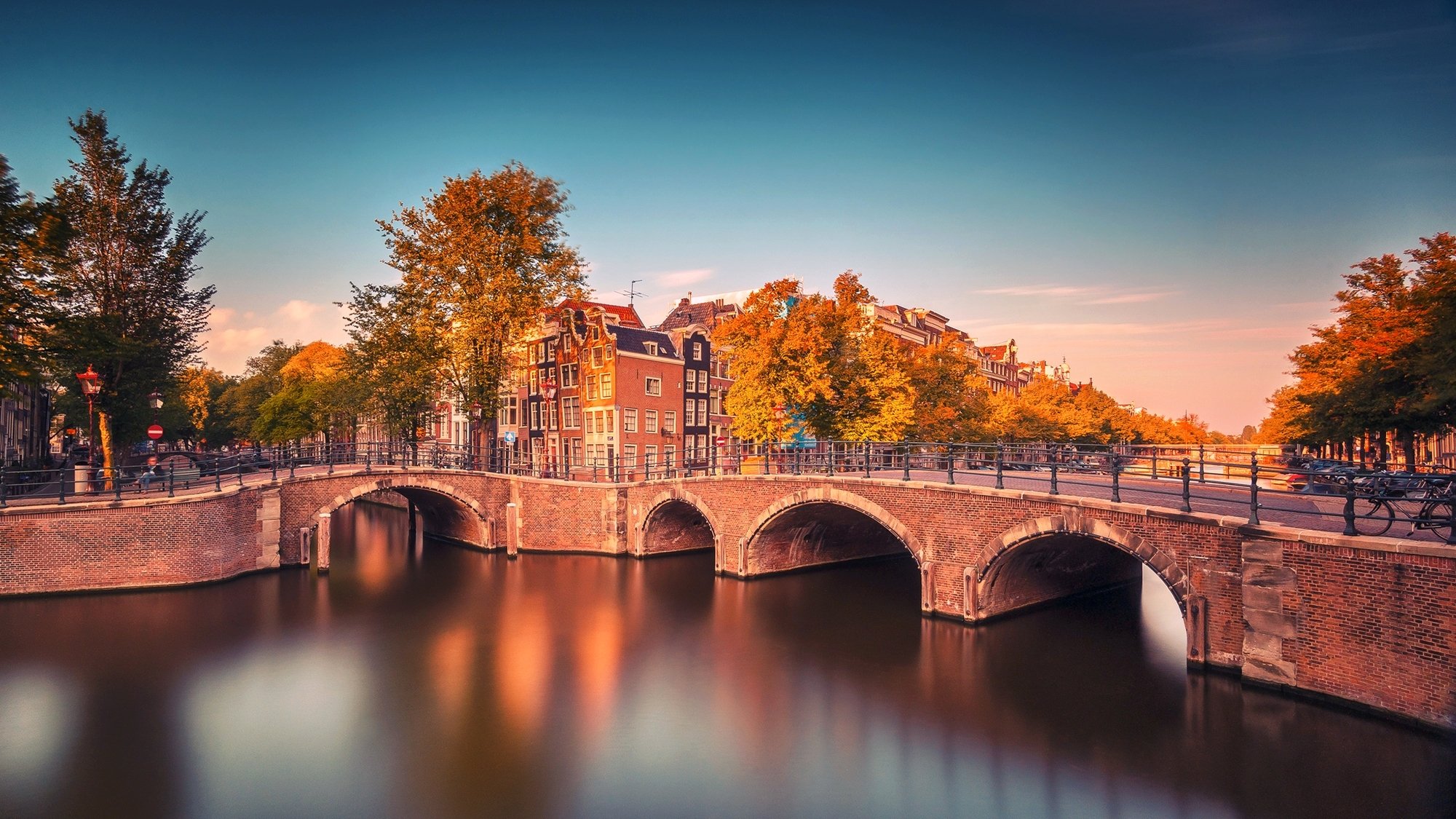 amsterdam países bajos holanda del norte provincia ciudad puente bicicletas canal río árboles edificios otoño