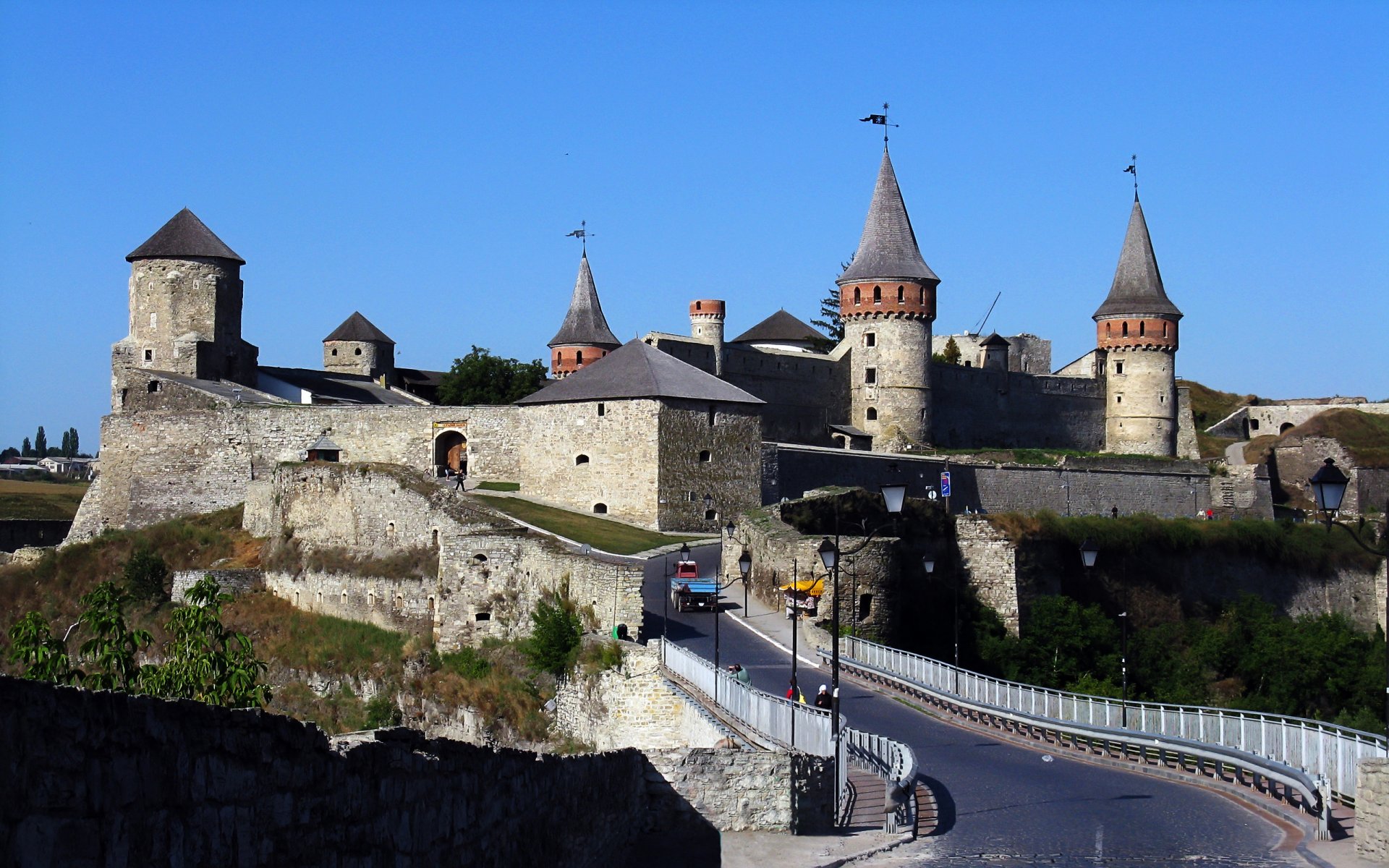 kamenez-podolski himmel hügel schloss turm straße brücke traktor menschen bäume