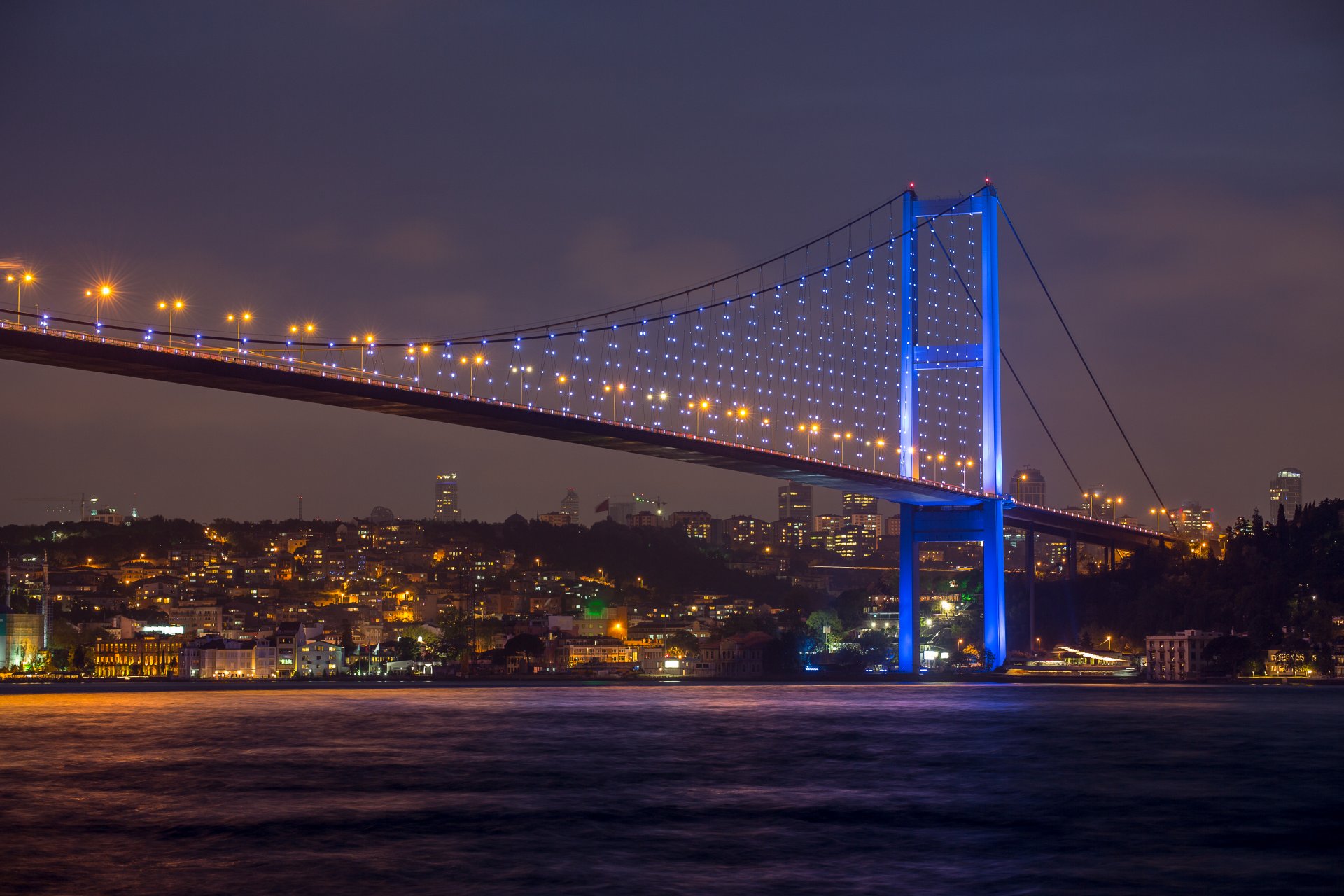 belle vue pont du bosphore dans la nuit istanbul turquie mer de marmara ville nature ciel