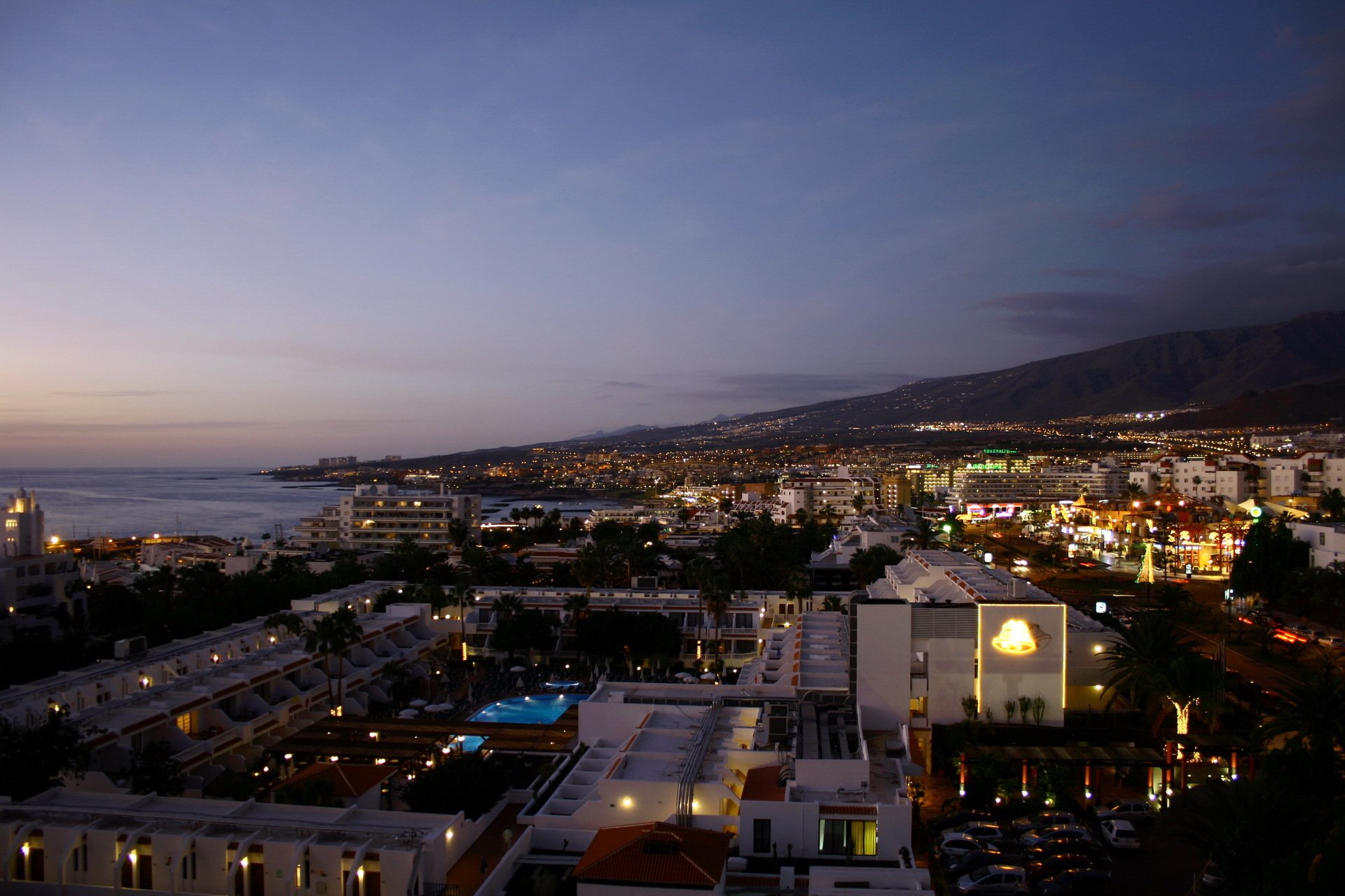 spanien teneriffa nacht abend meer hotel schwimmbad häuser berge panorama