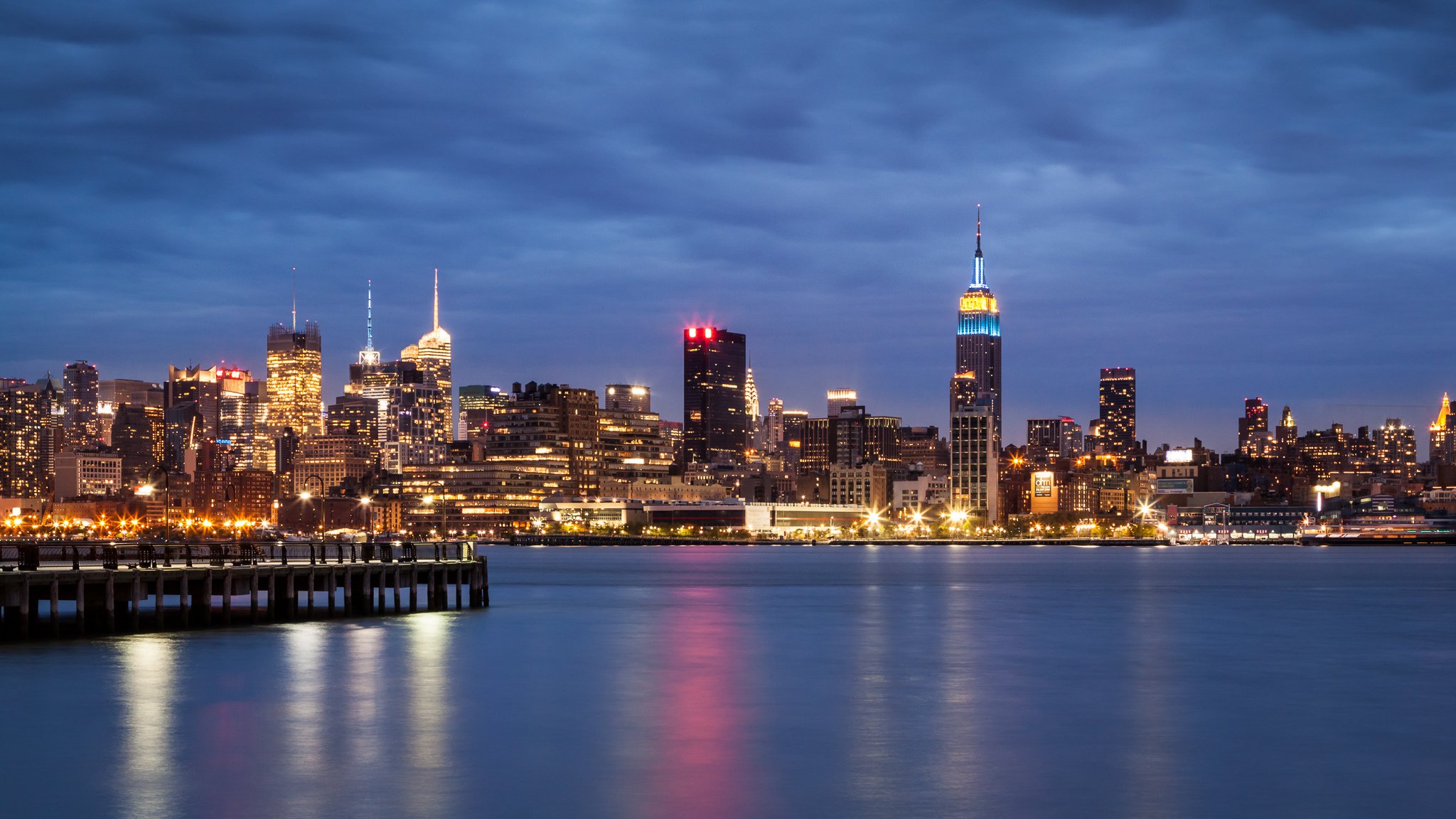 estados unidos nueva york manhattan río midtown midtown noche ciudad rascacielos edificios luces iluminación azul cielo nubes