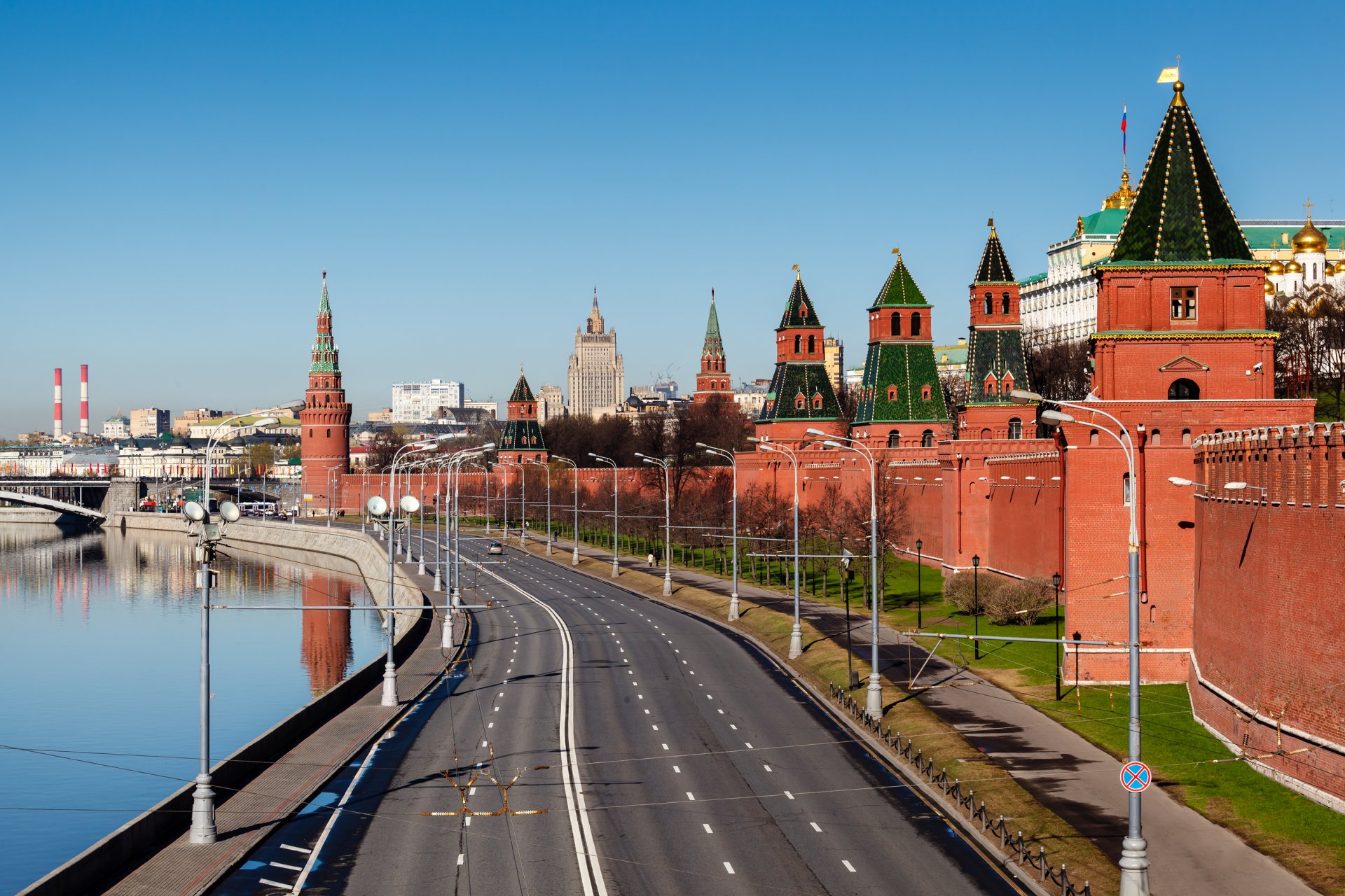 the kremlin embankment moscow kremlin wall russia capital