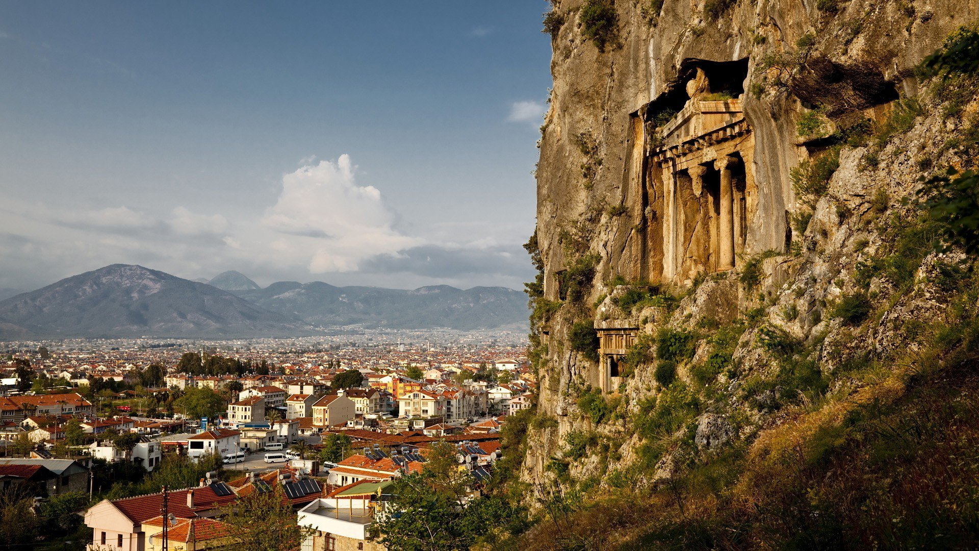 città case tetti vista altezza montagne roccia struttura antico tempio colonne pietre