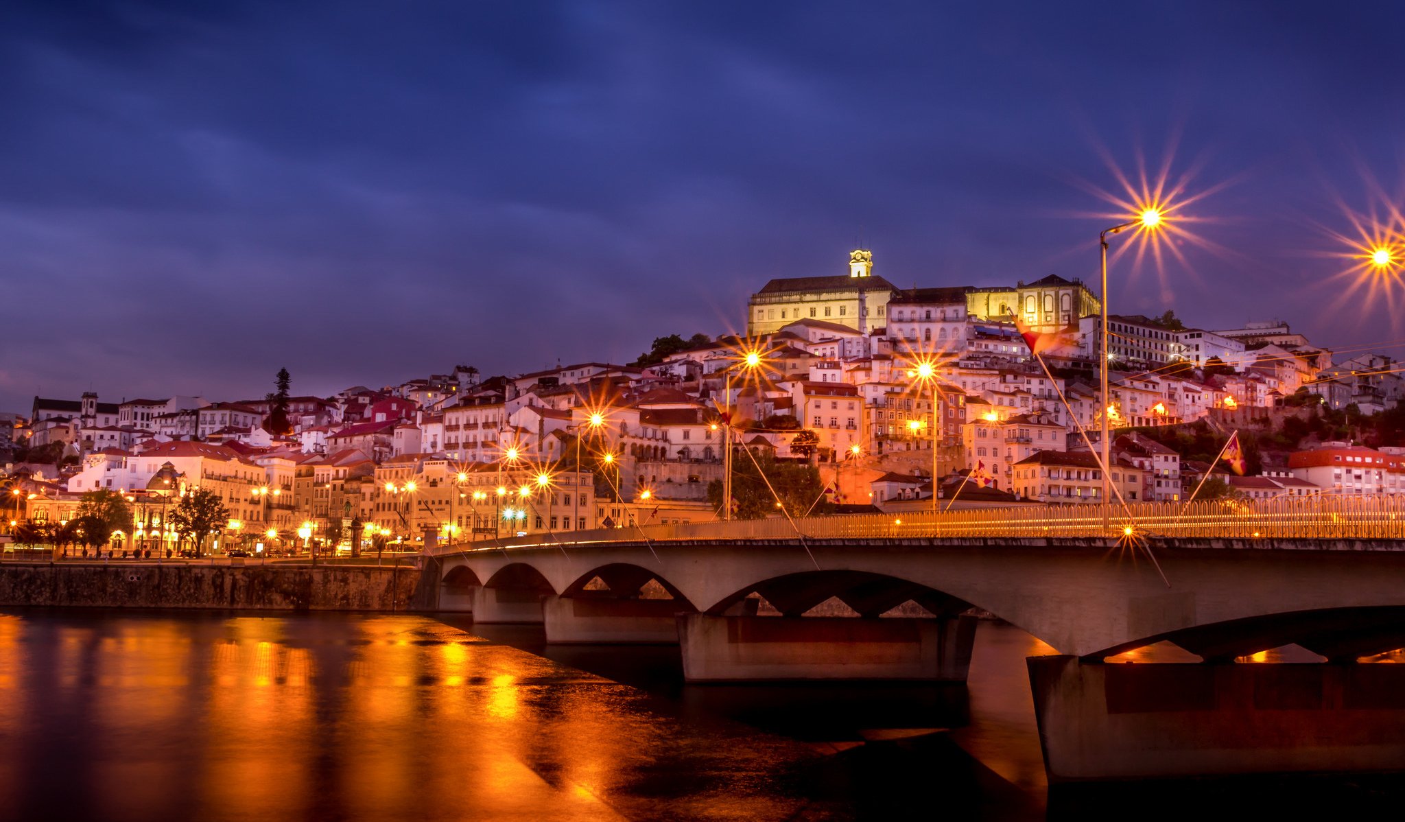 portugal coimbra ville nuit maisons bâtiments pont lanternes lumières éclairage rivière violet ciel