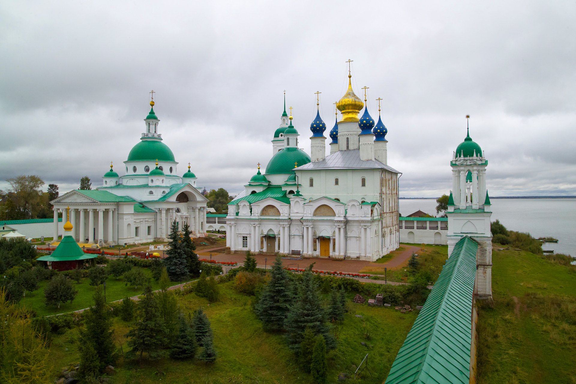 rostov cremlino cattedrale colonne croce cupola muro cielo fiume cortile